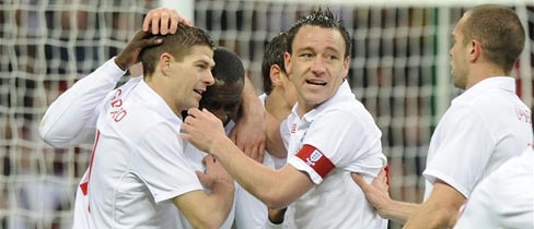 The players congratulate Emile Heskey on his goal.